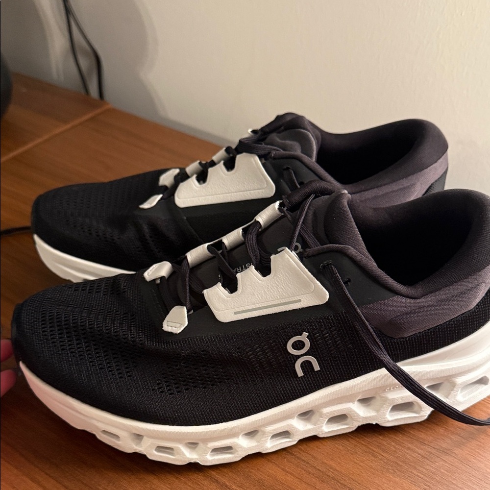Final Price: OnCloud Cloudstratus Running Sneaker Size 8